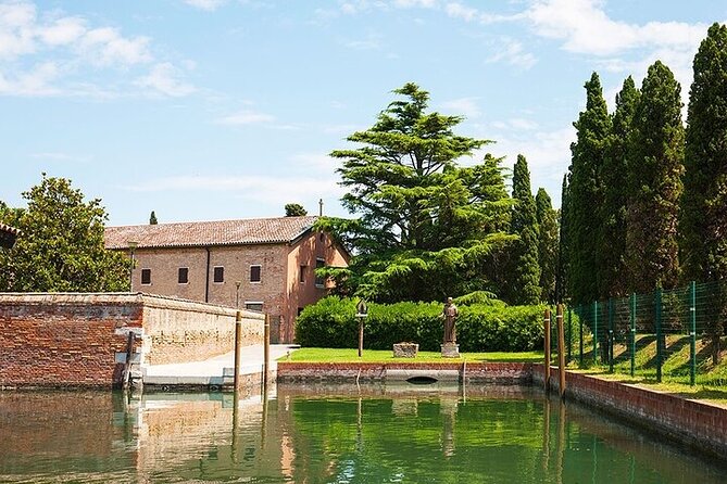 4 hours Private Boat Tour to Murano, Burano with local real guide - The real value of a Venice islands boat day: seeing from the water