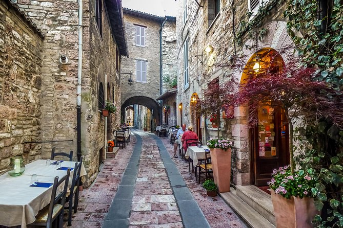 Assisi and Orvieto Guided Day Tour from Rome with Lunch - Piazza del Comune, Palazzo del Capitano del Popolo, and Roman Temple of Minerva
