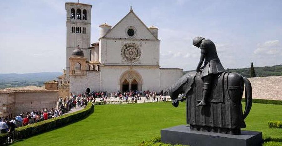 Assisi: Private Walking Tour with St. Francis Basilica - San Rufino Cathedral and the layered Assisi Cathedral story