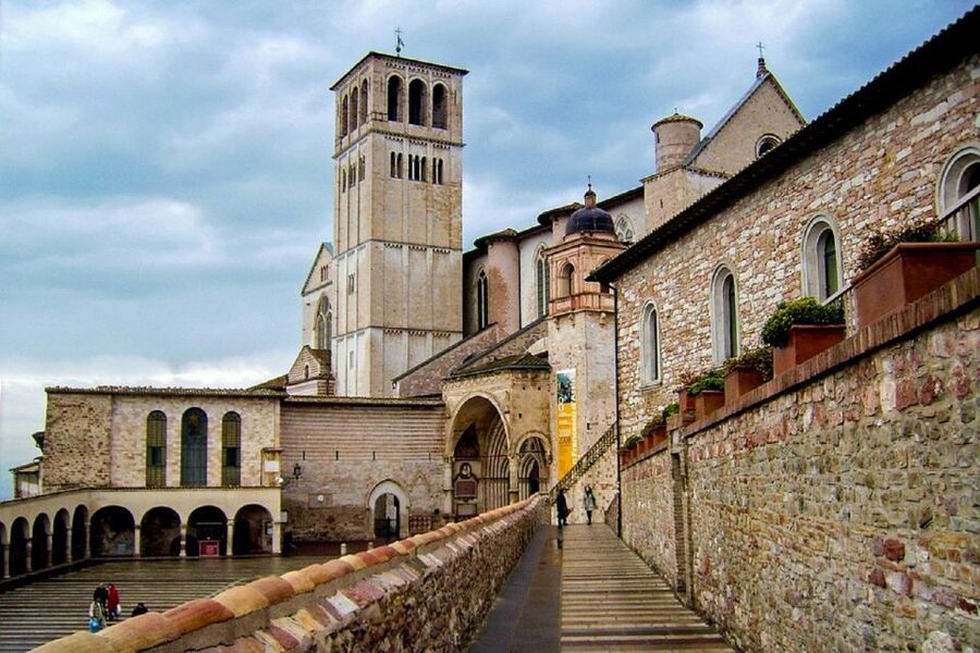 Assisi: Private Walking Tour with St. Francis Basilica - The walk itself: cobblestones, shoes, and a pace that stays human