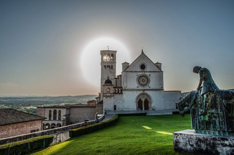 Assisi: Private Walking Tour with St. Francis Basilica - Start at Basilica di Santa Chiara, where the color is the clue
