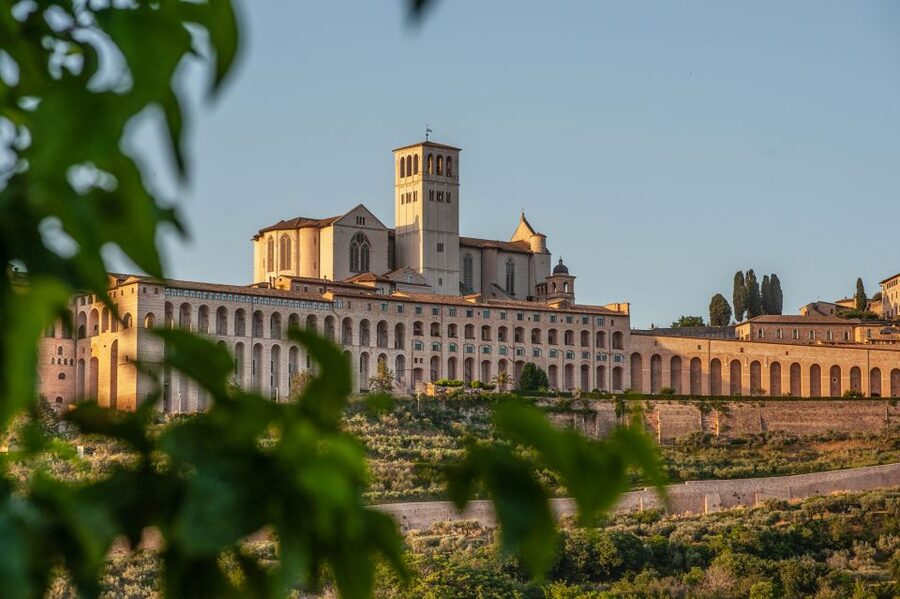 Assisi: Walking Tour with St. Francis Basilica Visit - San Rufino Cathedral, Medieval Squares, and Piazza del Comune Timing