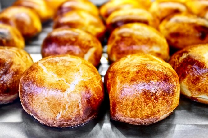 Authentic Naples Food Tour with 8+ Tastings of Pizza, Wine & More - Via Toledo Finish, Shopping-Street Atmosphere and a Comfortable End