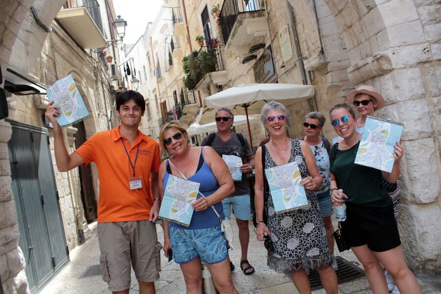 Bari: Guided Walking Tour - Where the tour starts: VELO SERVICE and the first square buzz
