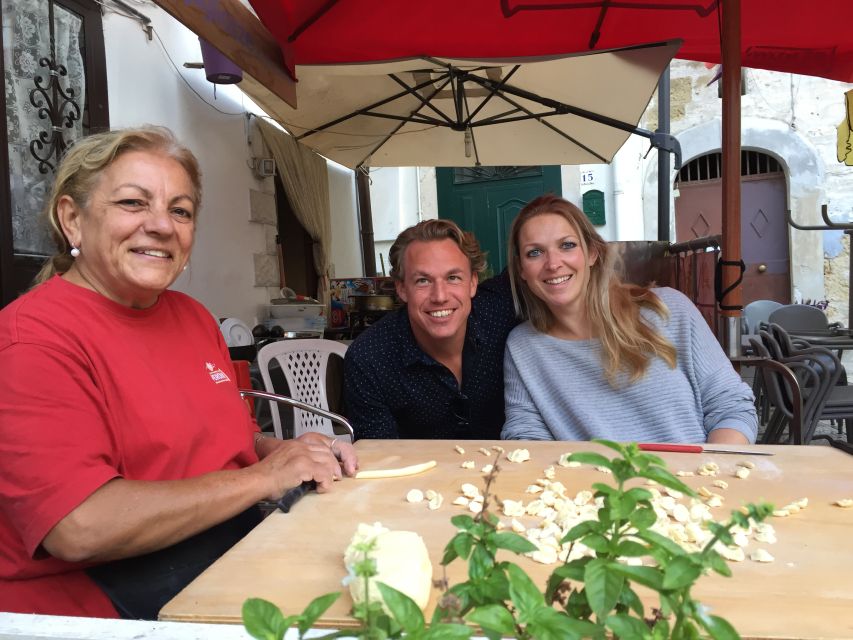 Bari: Pasta Experience Walking Tour - Meeting at VELO SERVICE, then getting your bearings fast