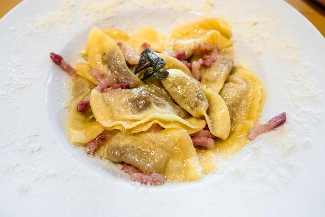 Bergamo: Full meal Food Tour with Local Delights by Do Eat Better - Stop 1 at Palazzo Moroni: aperitivo bread and Valcalepio wine