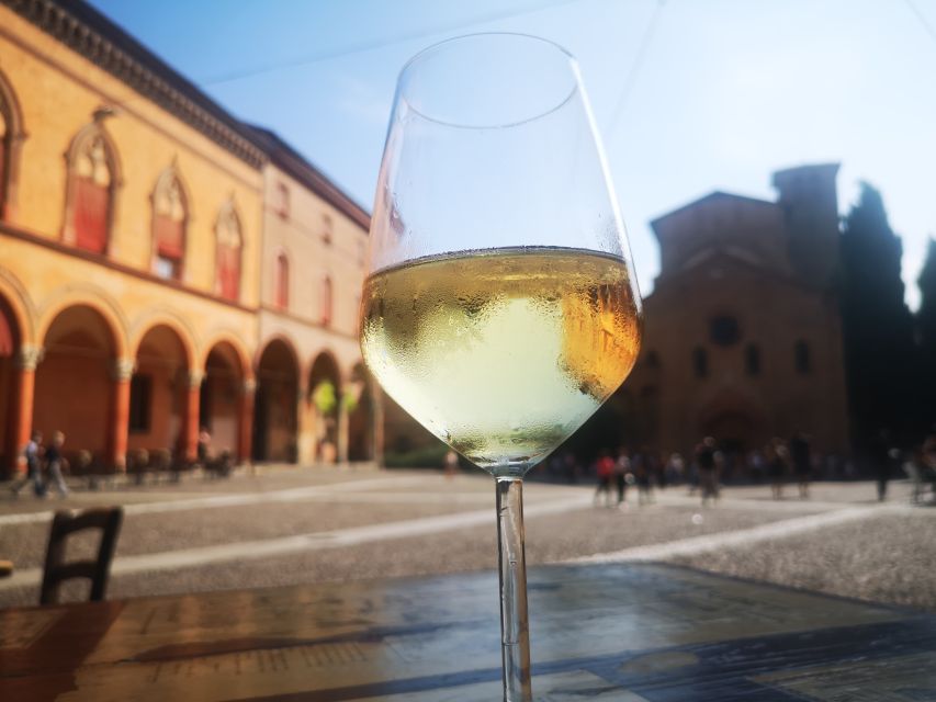 Bologna: City Center Guided Wine Walking Tour - Getting started at Piazza del Nettuno (and why the meeting point is easy)