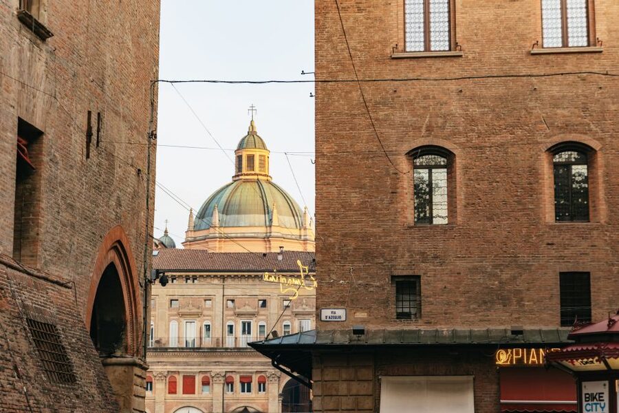 Bologna: City Center Walking Tour - Piazza della Mercanzia and the market maze: Quadrilatero Market