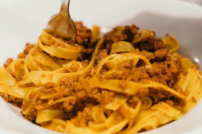 Bologna gastronomic experience with a local - Getting Oriented in Bologna at Fontana del Nettuno