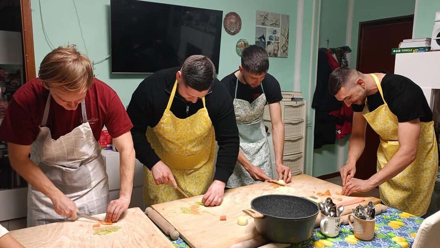 Bologna: Pasta Tagliatelle al Ragu Cooking Class with Wine - The Ragù Meal: Eating What You Cook, With Wine and Company