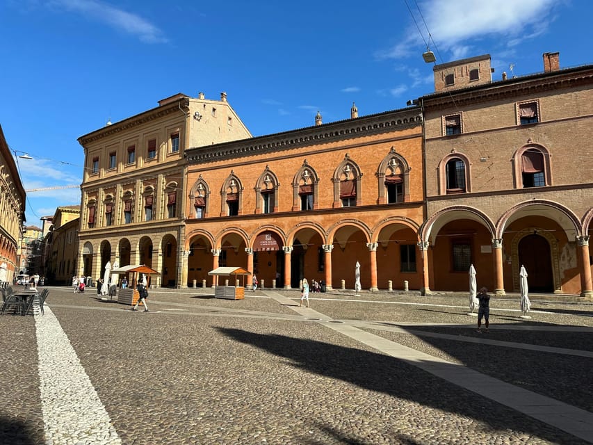 Bologna: Walking Food Tour and Highlights with a Local Guide - Finishing at Via Rizzoli with authentic gelato