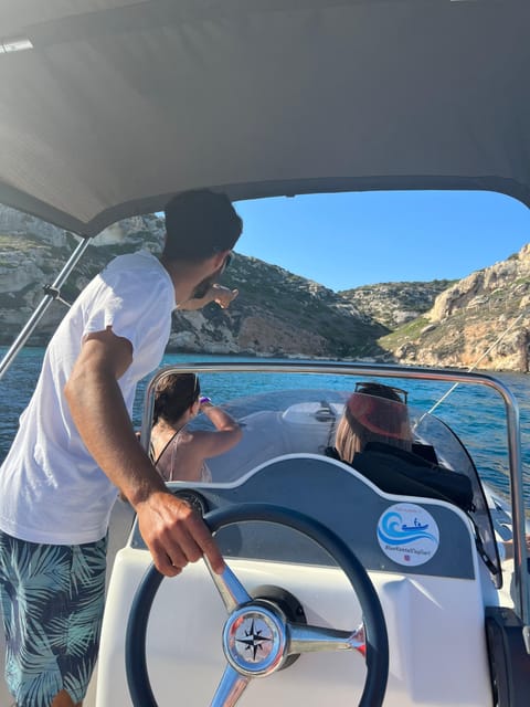 Cagliari: Devil's Saddle Boat Tour with Spritz and Chips - Cagliari photo stop and the first cruising stretch