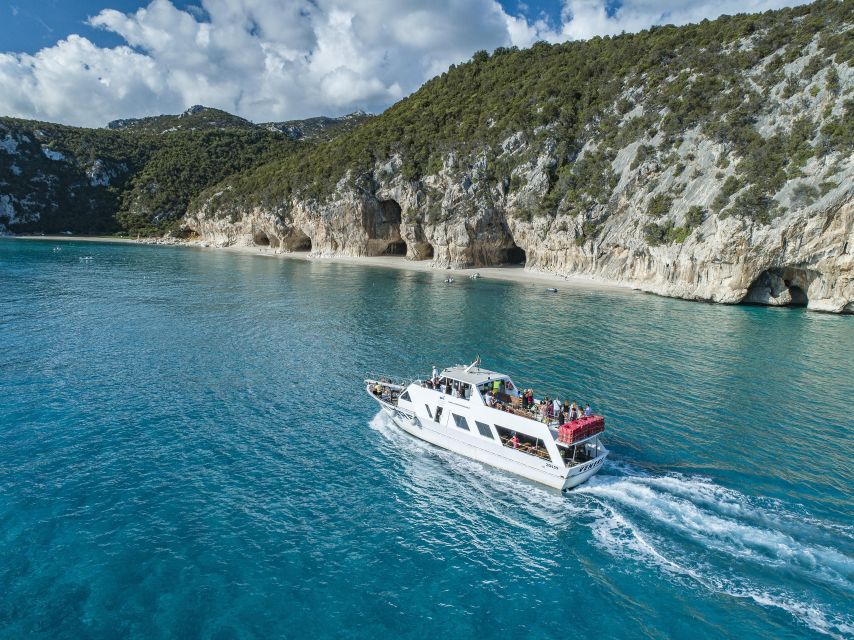 Cala Gonone:Cruise in the Gulf of Orosei with Cala Goloritzé - Stop 1: Cala Luna, what to expect when the water is the main event