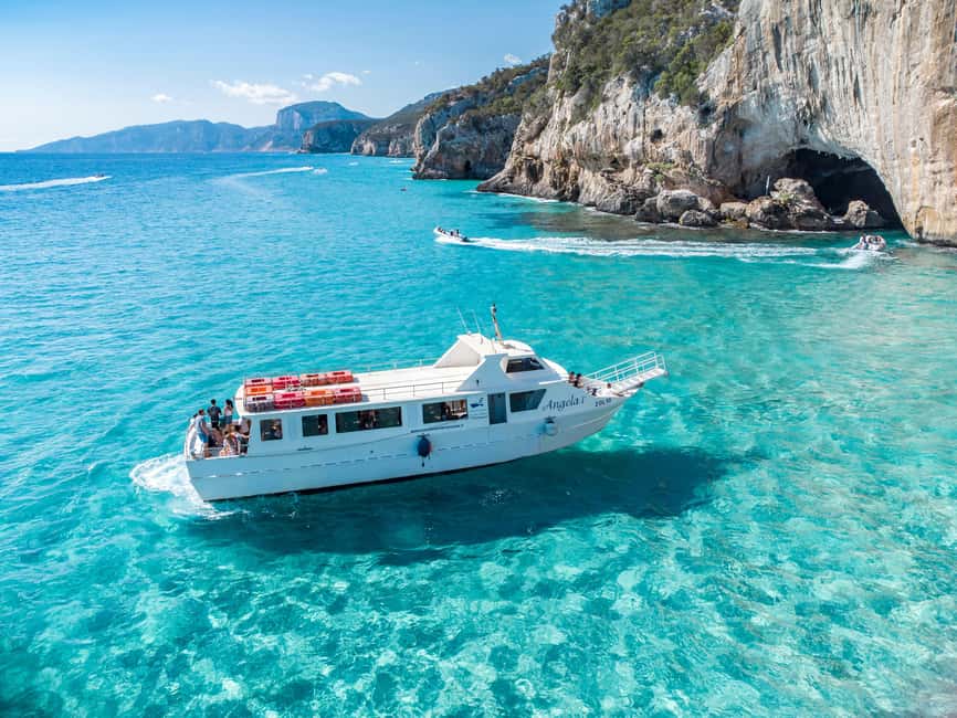 Cala Gonone: Grotta Bue Marino & Cala Luna Beach Boat Tour - Getting it right at the port of Cala Gonone