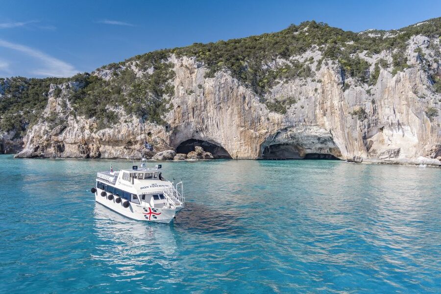 Cala Gonone: Grotta del Bue Marino and Cala Luna Boat Tour - Cala Luna Beach Time: Sand, Pebbles, and Five Foot-Friendly Caves