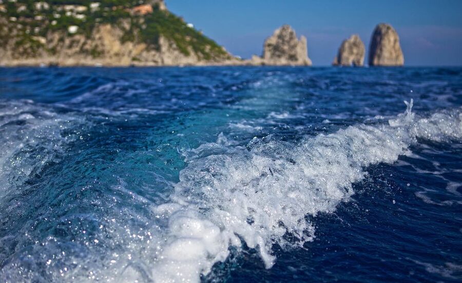 Capri: 2-Hour Boat Tour with Happy Hour - Meeting at Capri Tourist Port: finding the white umbrellas fast