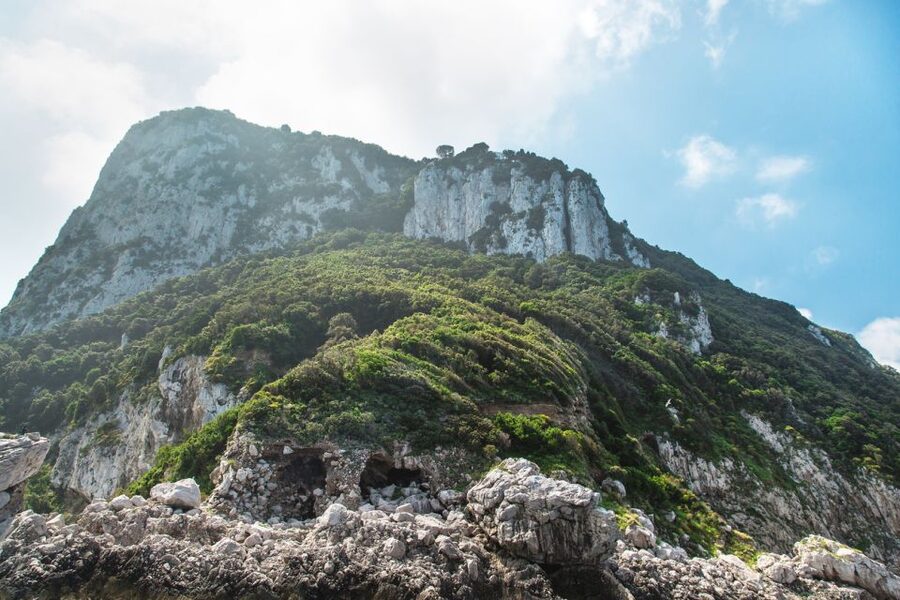 Capri: Island Sightseeing Tour with Blue Grotto Stop - Villa Malaparte and Punta Tragara: the architecture looks better from the water