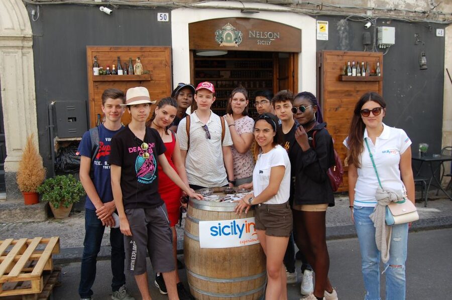 Catania: Guided Street Food Walking Tour - Piazza Duomo and Piazza Università: Photo Stops Plus a Quick History Reset