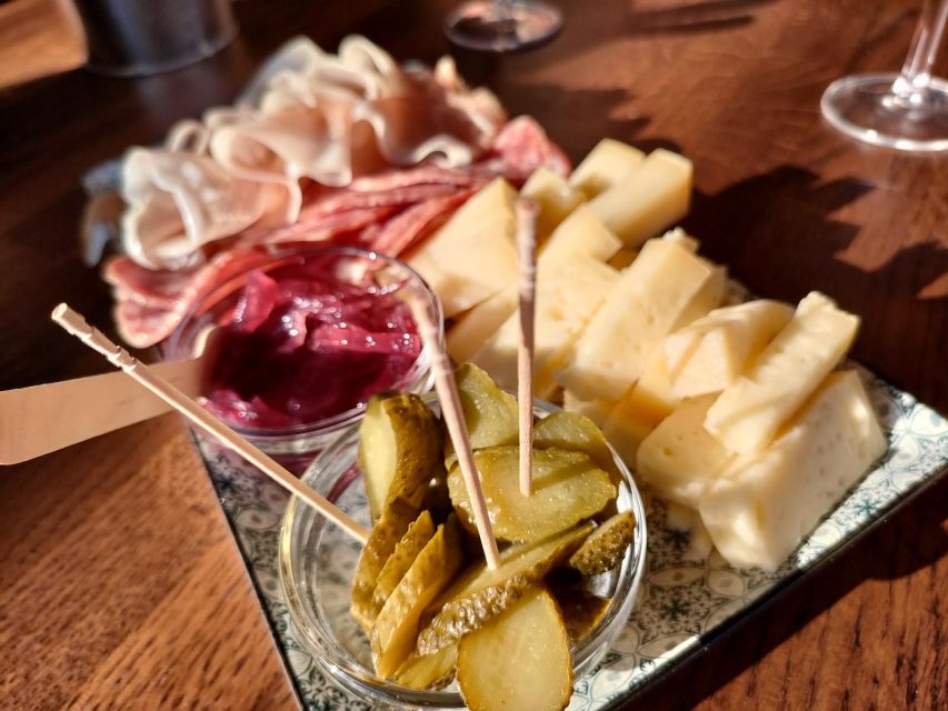 Cavaion: Lake Garda Wine & Food Tasting with Vineyard Tour - Hospitality Under the Grapes: The Feeling of the Experience