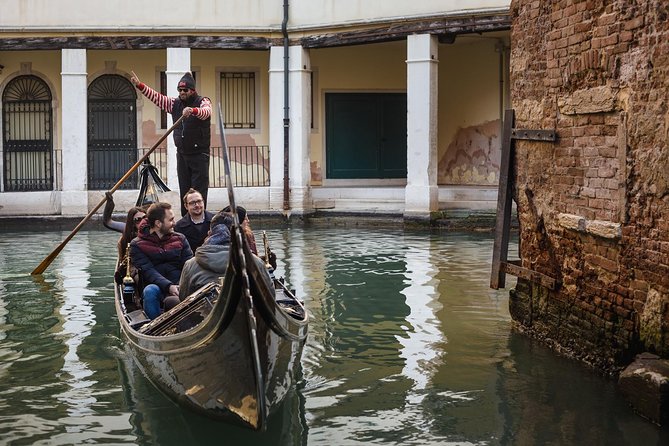 Charming Gondola Ride on the Grand Canal & Gondola Gallery™ - The commentary system: app guidance in nine languages