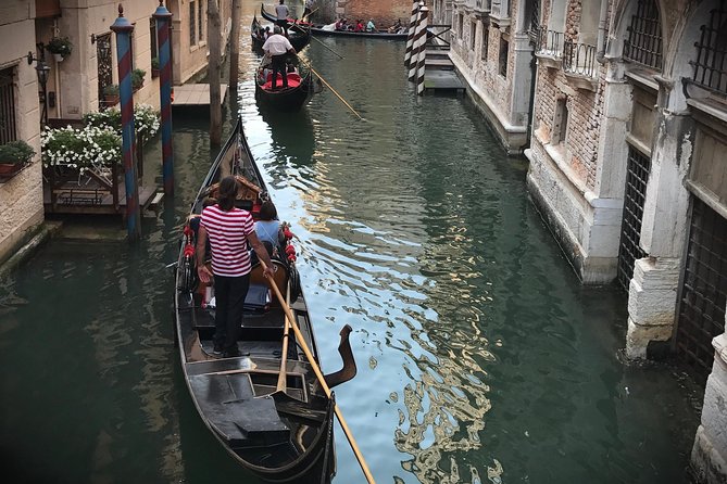 Charming Gondola Ride on the Grand Canal & Gondola Gallery™ - Where the tour shines, and where it can disappoint