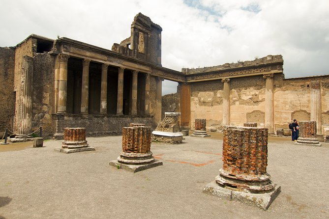 Complete Pompeii Skip the Line Tour with Archaeologist Guide - Main Street and Roman Baths: when the ruins turn into a mental movie