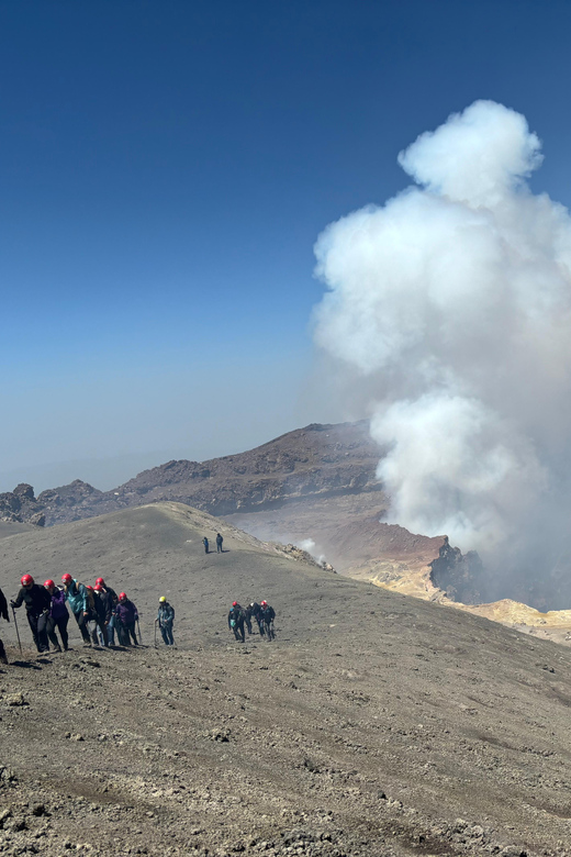 Etna excursion to 3000 mt. with cable-car and jeep 4x4 - Your timeline: meeting at 9:30, then rides and hiking to the summit