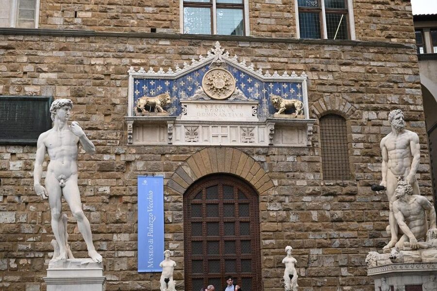 Florence: Guided Tour of Medici Family Secrets and Chapels - “How art became power” in the streets near San Lorenzo