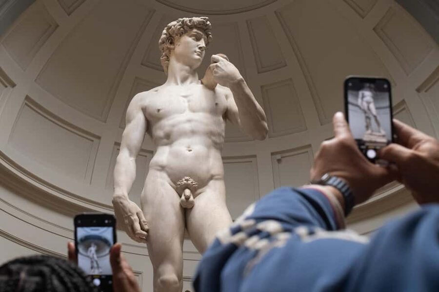 Florence: Walking Tour with David, Duomo & Uffizi Gallery - Medici landmarks and quick photo stops that actually mean something