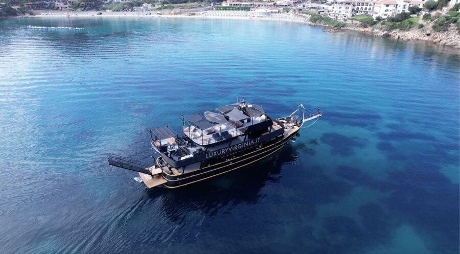 From Cannigione: La Maddalena Archipelago Boat Trip - Boat comfort and the deck choice: Standard vs VIP vs Privé
