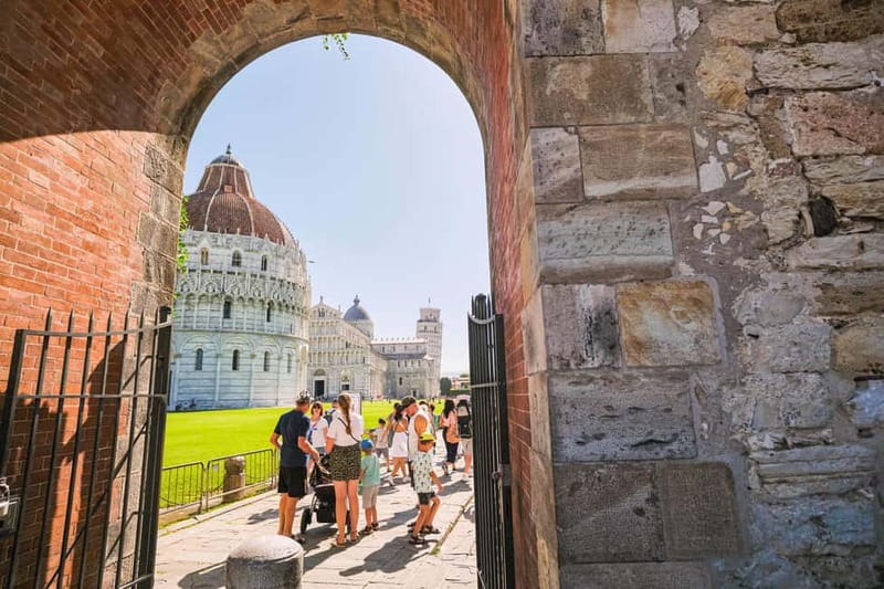 From Florence: Half-Day Pisa Tour and Optional Leaning Tower - Getting to the meeting point, and finding your fuchsia-jacket crew