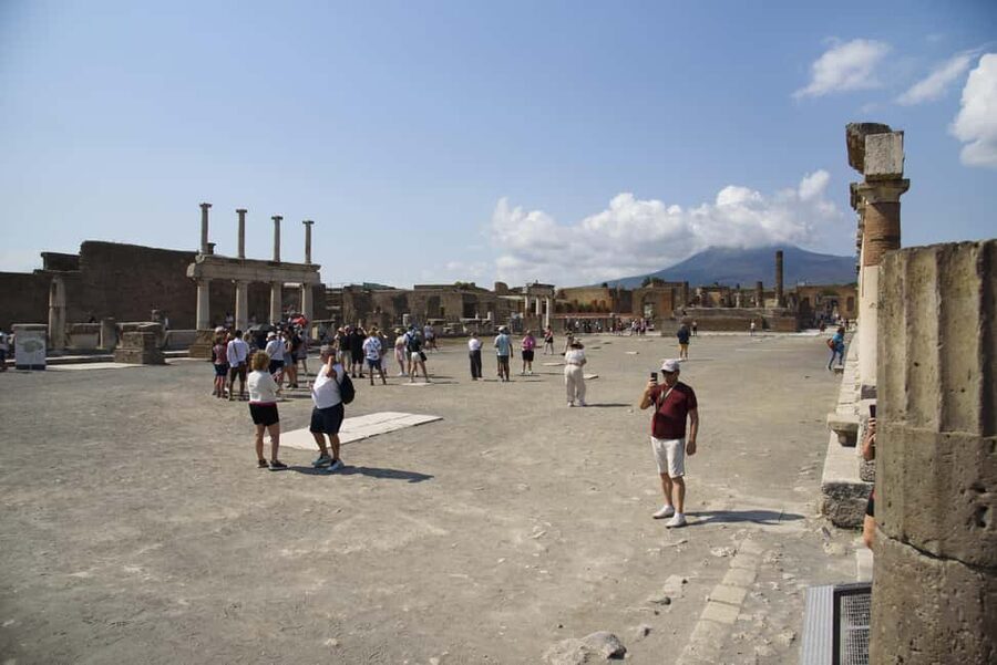 From Naples: Pompeii and Vesuvius Guided Day Trip with Lunch - Pompeii guided tour: how the ruins turn into daily life
