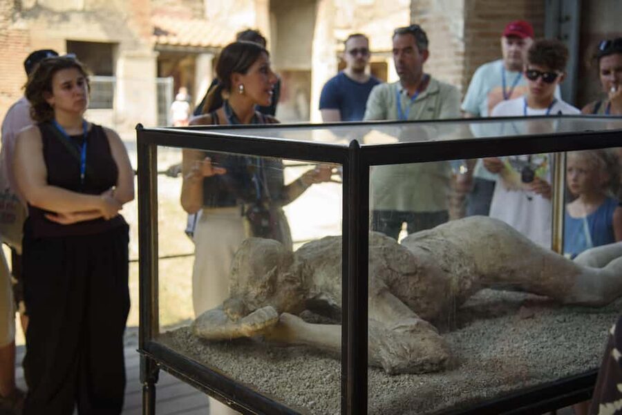 From Naples: Pompeii and Vesuvius Guided Day Trip with Lunch - Specific Pompeii stops that make the city click