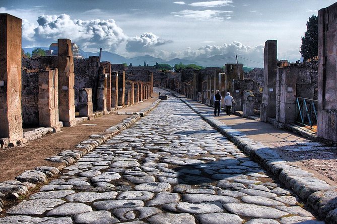 From Naples: Skip the Line Pompeii Guided Tour – Small Group - Pace, walking, and heat: what to wear for real Pompeii ground