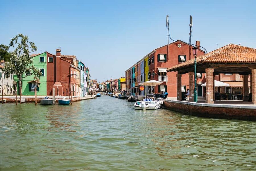 From Venice: Murano & Burano Guided Tour by Private Boat - Wandering Burano: What to See, What to Skip, What to Eat