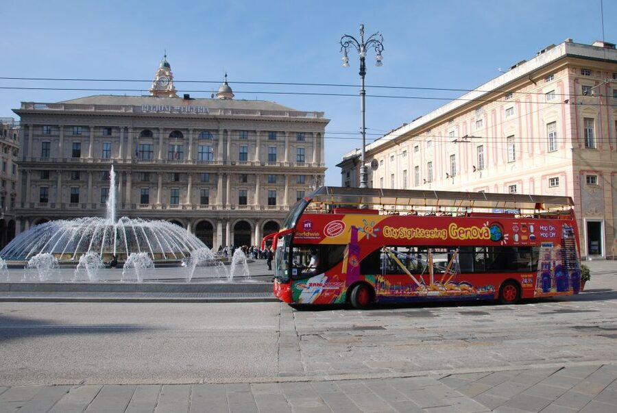 Genoa: Hop-on Hop-off Tour Ticket - Historical Route (Red Line): from the aquarium edge to viewpoints and lights