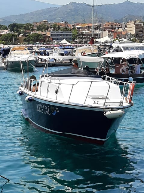 Giardini Naxos: Taormina & Isola Cruise Bella with Aperitif - Isola Bella stop with aperitif: the heart of the cruise