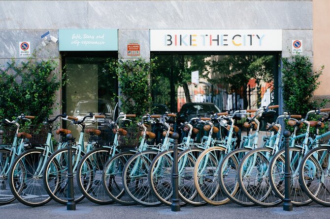 Highlights and hidden gems of Milan Bike Tour - Duomo di Milano and Vittorio Emanuele: how to understand the skyline