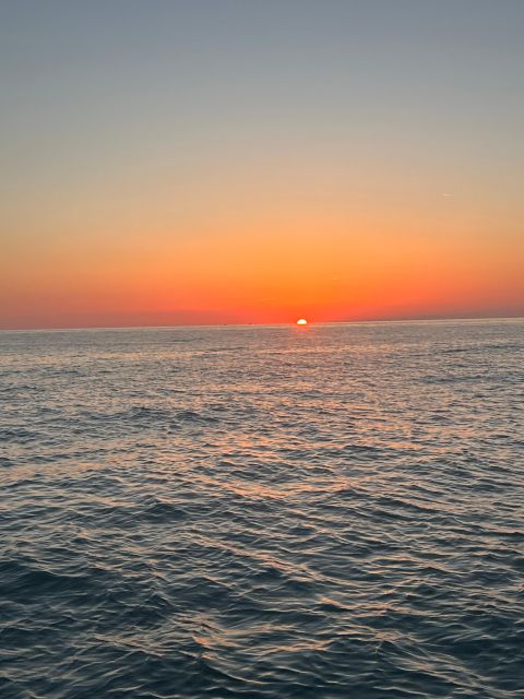 La Spezia: Sunset Boat Tour with Aperitivo and Snacks - Porto Venere aperitivo and food tasting, the cruise turns social