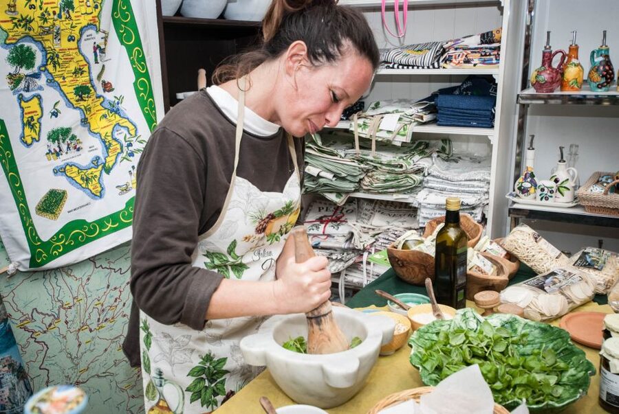 Levanto: Pesto-Making Class - The tasting start: sparkling wine, olive oil, and bruschetta