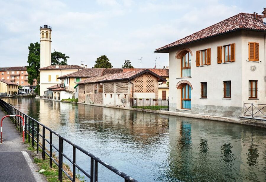 Milan: Navigli District Canal Boat Tour with Aperitivo - The Aperitivo Deal: One Drink and Finger Food, Done Right