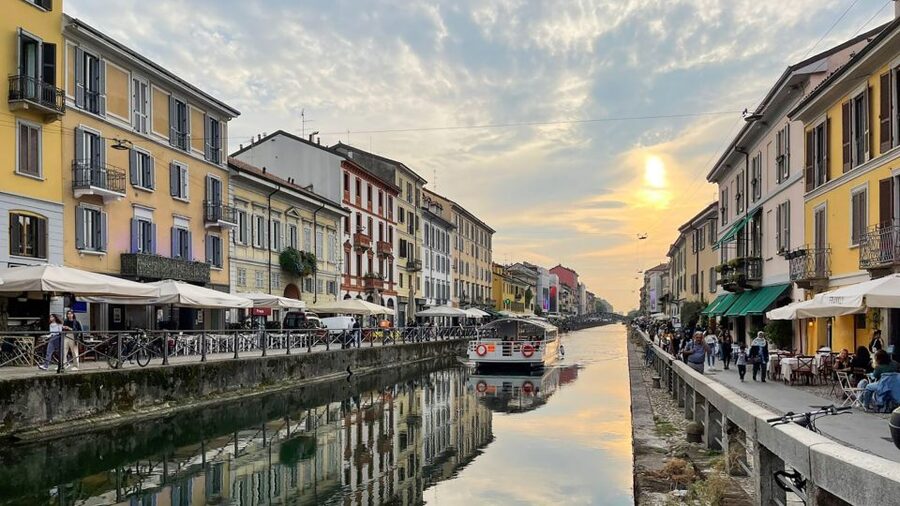 Milan: Navigli District Canal Boat Tour with Aperitivo - Upstream Sights on the Naviglio Grande: Old Milan Looks Familiar