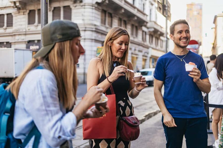 Milan: Street Food Walking Tour - Meeting at UNIQLO Piazza Cordusio and what to expect at the start