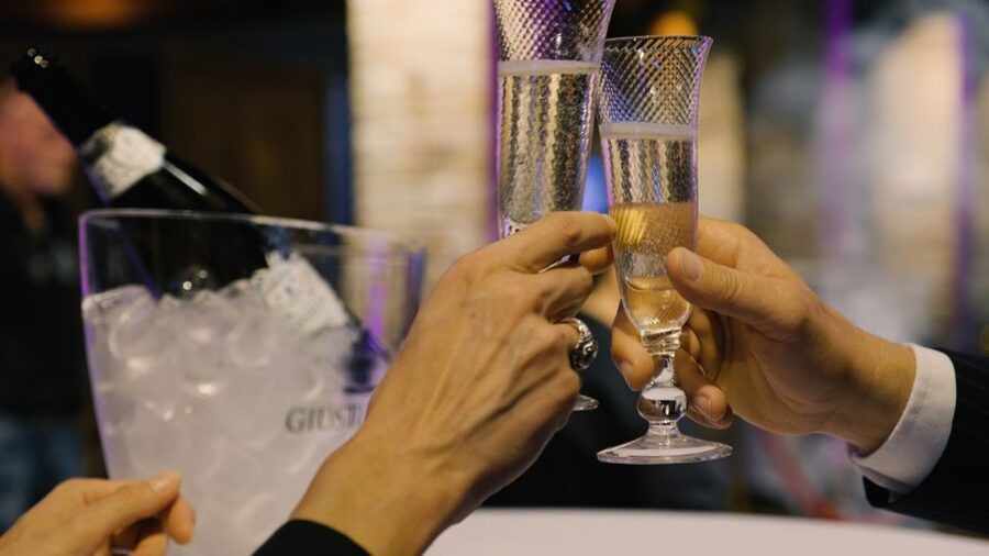 Murano: Glass Blowing Demonstration with Optional Drinks - Key things to know before you go