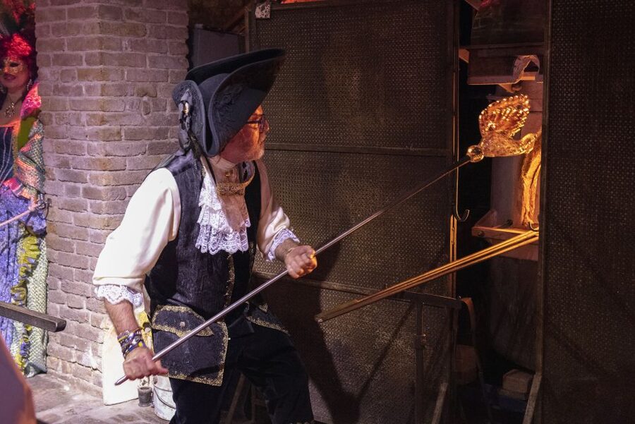 Murano: Glass Blowing Demonstration with Optional Drinks - Watch for the signature moments, like the swan piece