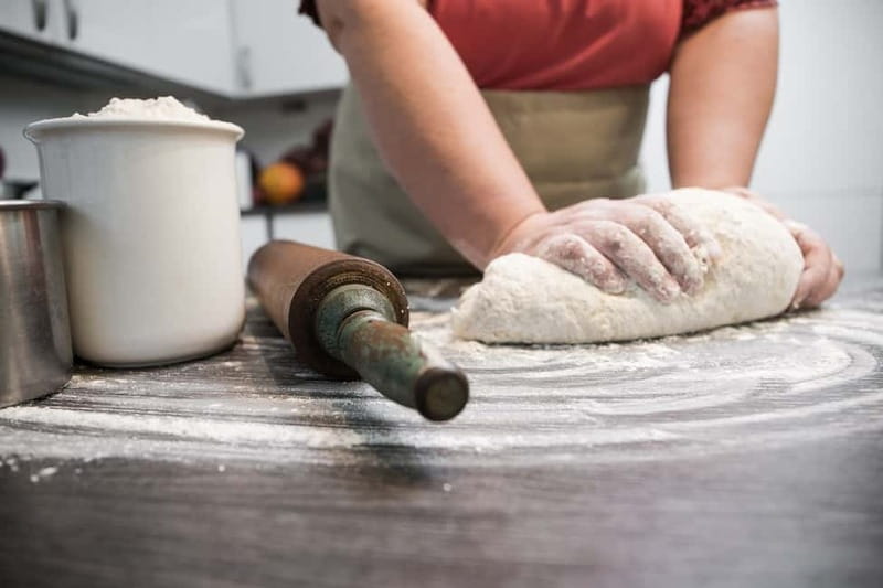Naples: Premium Pizza-Making Class at a Pizzeria - Drinks and the dinner-table vibe: wine, limoncello, and local beer options