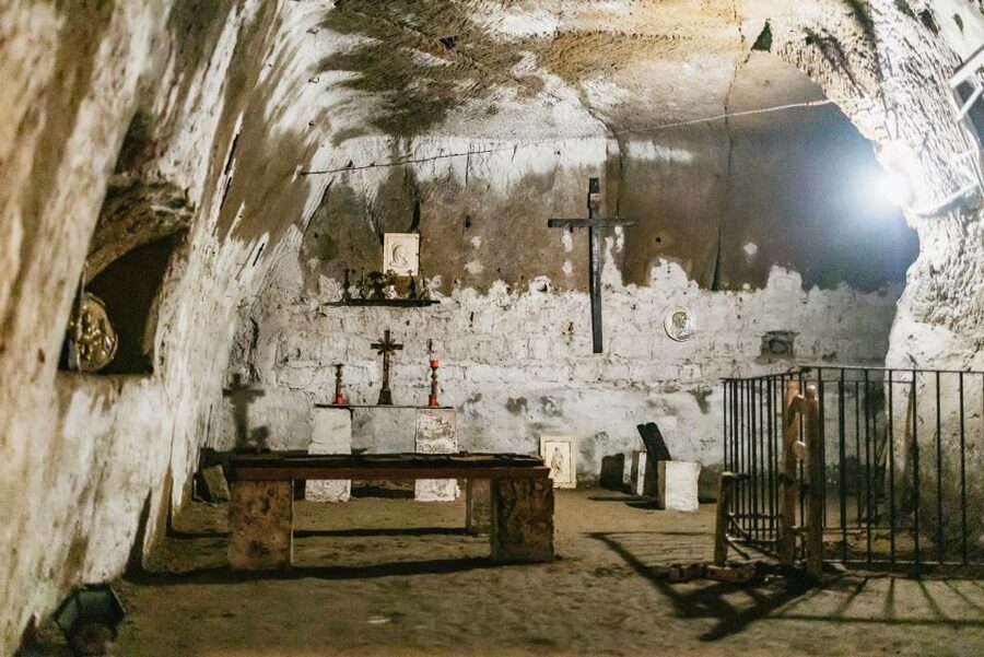 Naples: Spanish Quarters Underground Guided Tour - The Descent Experience: Darkness, Tunnels, and Naples Through Time