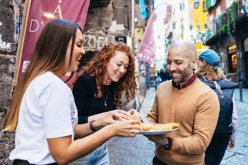 Naples: Street Food Walking Tour with Local Guide - First bites: pizza a portafoglio and pizza fritta