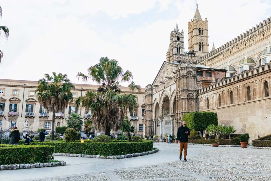 Palermo: Street Food and History Walking Tour - Capo Market: the main event for flavors and local rhythm