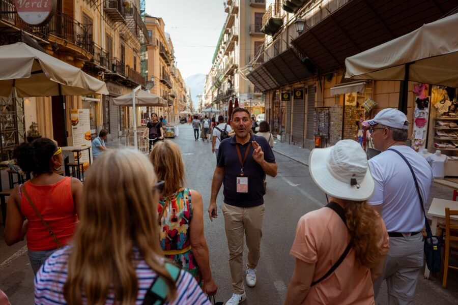 Palermo: UNESCO World Heritage Sites Guided Walking Tour - Piazza Pretoria, Palazzo Pretorio, and Quattro Canti Drama